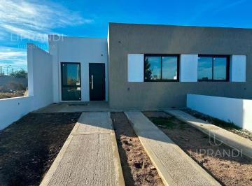 Casa · 75m² · 3 Ambientes · 1 Cochera · Todo Planta Baja - Posesion 30 Dias - 50 Metrs del Ingreso - Frente a Espacio Verde