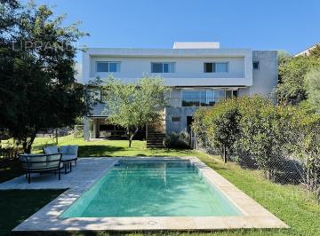 Casa · 400m² · 3 Dormitorios · 3 Cocheras · De Categoria - Recibe Menor - Terreno 1300 m² - Proximo Escriturar