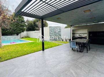 Casa · 302m² · 5 Ambientes · Casa Chalet en Venta en El Palomar, Morón, G. B. a. Zona Oeste