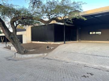 Casa · 202m² · 4 Ambientes · 2 Cocheras · Ultima Unidad - de Categoria - Todo Planta Baja - Escucha