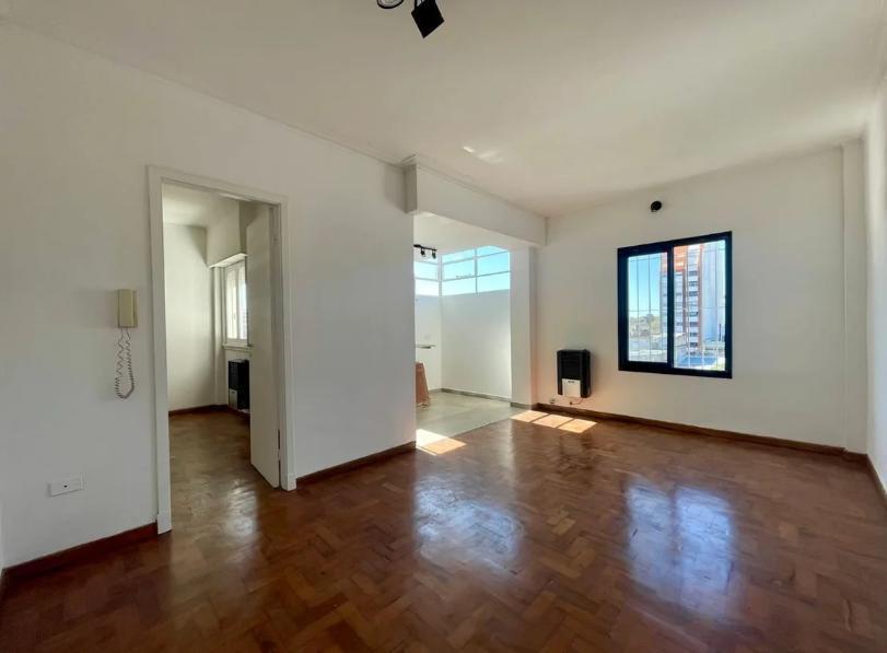 Departamento en venta de 1 dormitorio refaccionado / zona estación la plata