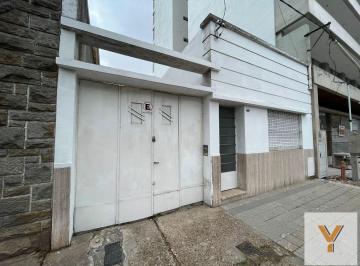 Casa · 68m² · 3 Ambientes · 3 Cocheras · Casa en Venta - 2 Dorm. 1 Baño - Cocheras - 300 m² - La Plata