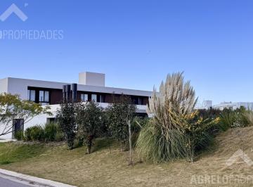 Casa · 550m² · 5 Ambientes · 4 Cocheras · Casa en La Cascada Country Golf