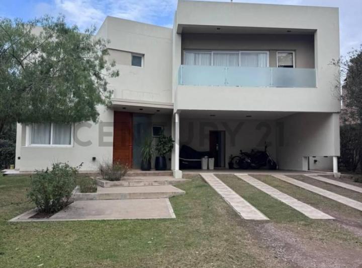 Casa · 250m² · 6 Ambientes · 2 Cocheras