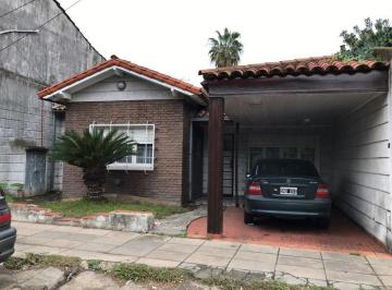 Casa · 132m² · 5 Ambientes · 1 Cochera · Oportunidad Chalet a Reciclar Sobre Avda. Santa Rosa