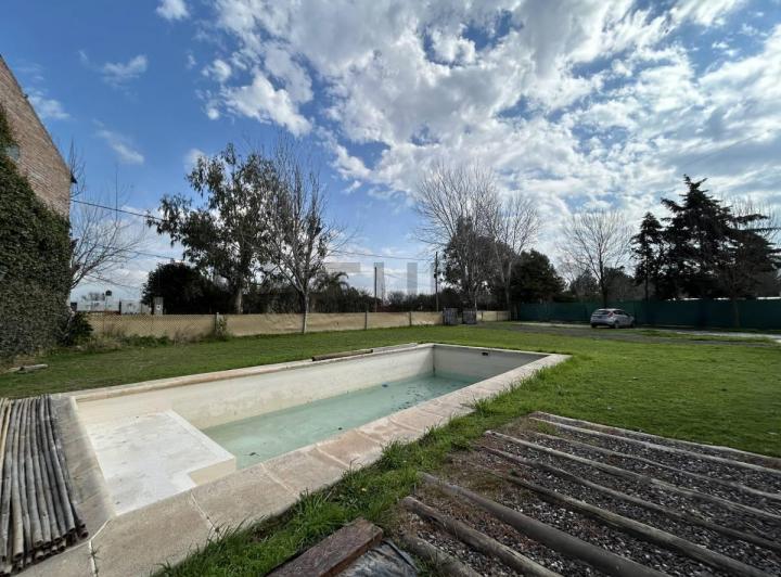 Casa · 93m² · 3 Ambientes · 4 Cocheras
