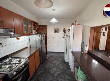 Casa · 81m² · 4 Ambientes · 2 Cocheras · Venta Casa Chalet en 2 Plantas con Jardin - Cochera