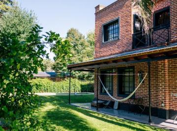Casa · 201m² · 4 Ambientes · 1 Cochera · Casa en Venta — Barrio Parque Leloir