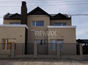 PH · 256m² · 5 Ambientes · Casa 4 Dorm. Quincho. Entrada Auto