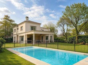 Casa · 330m² · 9 Ambientes · 2 Cocheras · Club Newman Benavidez