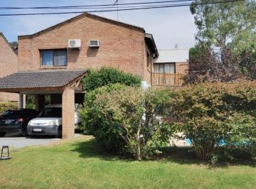 Casa · 266m² · 5 Ambientes · 1 Cochera · Casa en Venta - 4 Dorm. 4 Baños 2 Cocheras - 600 m²