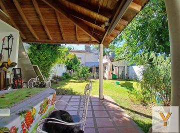 Casa · 147m² · 2 Ambientes · Casa en Venta - 3 Dorm. 3 Baños - 400 m - San Isidro
