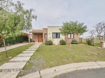 Casa · 130m² · 4 Ambientes · 1 Cochera · Casa de 4 Amb con Pileta - Quincho - Cochera en B° Santa Elena - Pilar del Este