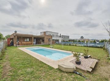 Casa · 130m² · 4 Ambientes · 1 Cochera · Casa de 4 Amb con Pileta - Quincho - Cochera en B° Santa Elena - Pilar del Este
