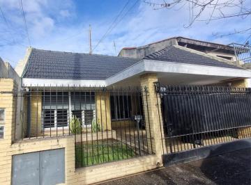 Casa · 80m² · 3 Ambientes · 1 Cochera · Alquiler Casa 3 Amb C/patio en Castelar Norte