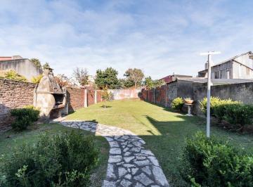 Casa · 129m² · 3 Ambientes · 1 Cochera · Casa con Jardin y Cochera en Villa Lugano