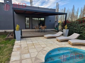 Casa · 280m² · 7 Ambientes · 2 Cocheras · Vende Casa 3 Habitaciones en B° Los Castaños Plottier