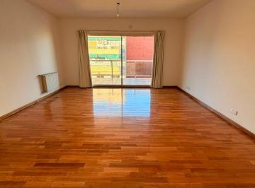 Departamento de 3 ambientes, Parque Chacabuco · Hermoso Semipiso de 3 Ambientes Al Frente. Balcón Aterrazado. Excelente Ubicación!