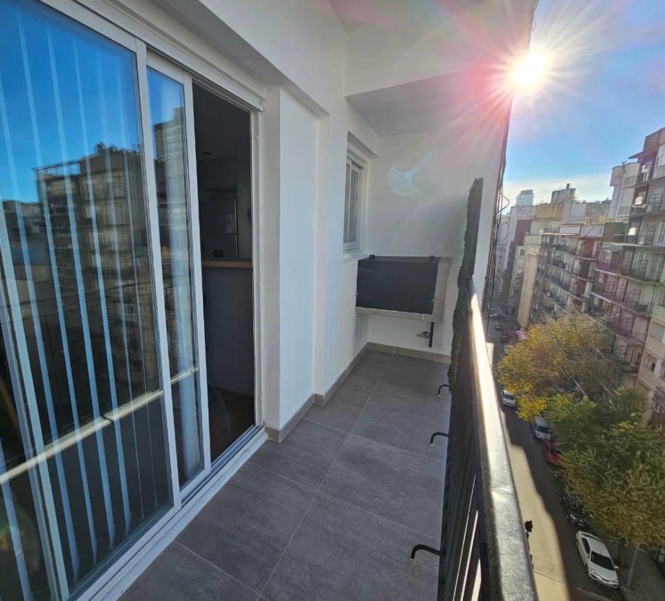 Departamento 2 ambientes al frente con balcón Y parrilla - zona plaza colon