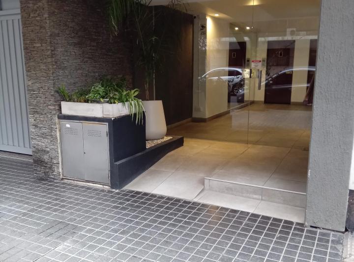 Dos Ambientes Muy Luminosos con Patio. Apto Profesional