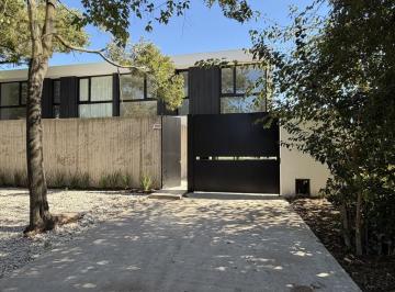 Casa · 152m² · 5 Ambientes · 1 Cochera · Casa a Estrenar en Gonnet