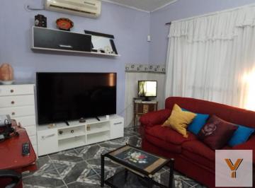 Casa · 260m² · 4 Ambientes · 1 Cochera · Casa en Venta - 3 Dorm., 2 Baños - 260 m² Sobre Lote de 296 m² - Juan María Gutiérrez