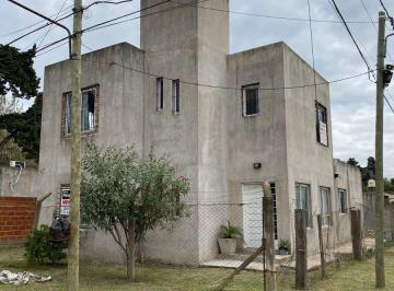 Casa de 4 ambientes, Moreno · Edificio Minimalista en Dos Plantas ¡Ideal Inversión!
