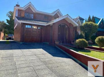 Casa · 180m² · 5 Ambientes · 7 Cocheras · Casa en Venta - 4 Dorm. 3 Baños - Cochera - 600 m² - Mar de Ajó