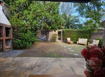 Casa · 95m² · 3 Ambientes · 2 Cocheras · Venta Casa 3 Ambientes con Patio y Garage en Isidro Casanova - Apto Credito