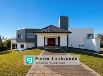 Casa · 483m² · 14 Ambientes · 3 Cocheras · Casa en Venta en Causana