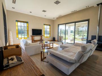 Casa · 439m² · 6 Ambientes · 3 Cocheras · Venta Casa Quebradas Villa Rural 6 Amb Amueblada.
