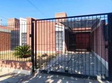 Casa de 4 ambientes, Luzuriaga · Inmobiliaria Country Roads Vende Preciosa Casa en Luzuriaga