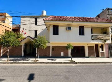 Casa · 175m² · 4 Ambientes · 1 Cochera · Hermosa Casa en Pleno Centro de Sgo