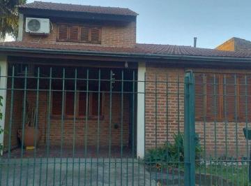 Casa · 100m² · 4 Ambientes · 5 Cocheras · Venta Casa 4 Amb. (Jardin, Parrilla, Cocheras) - Estación de Luis Guillón