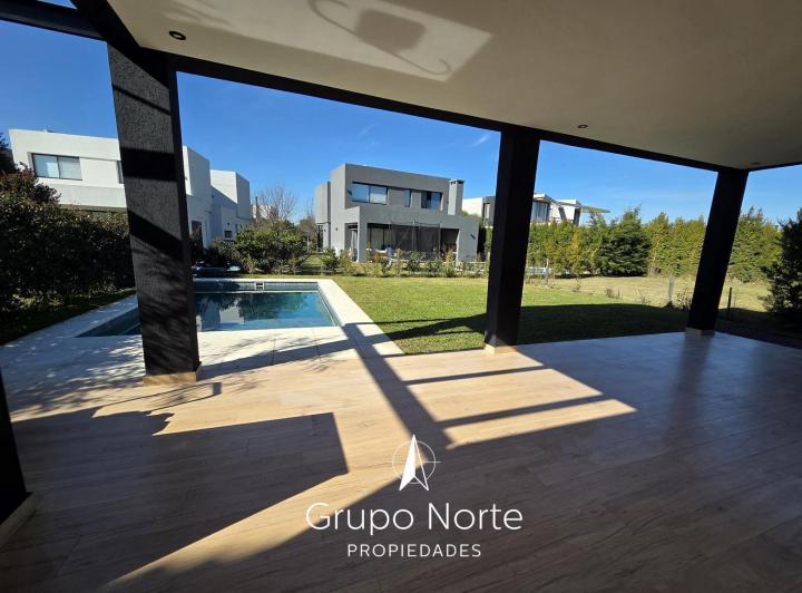 Casa · 245m² · 7 Ambientes · 2 Cocheras