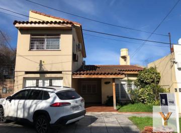 Casa · 200m² · 5 Ambientes · 2 Cocheras · Casa en Venta - 4 Dorm. 2 Baños - 200 m² - Castelar