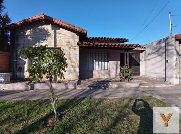 Casa · 120m² · 3 Ambientes · 1 Cochera · Casa en Venta - 2 Dorm. 1 Baño - Cochera - 220 m² - Castelar, Morón