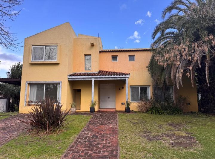 Casa · 190m² · 5 Ambientes · 2 Cocheras