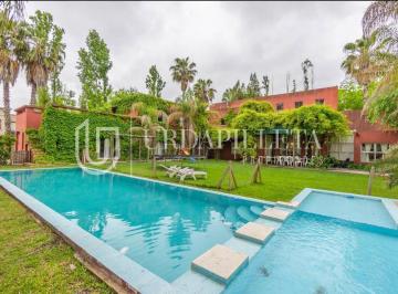 Casa · 376m² · 5 Dormitorios · Casa en Doble Lote