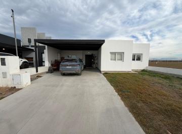 Casa · 160m² · 5 Ambientes · 2 Cocheras · Casa de 3 Dorm. con Quincho y Pileta. Brisas de Manantiales