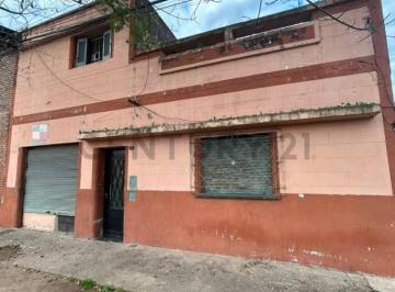 Casa · 184m² · 3 Ambientes · 1 Cochera · Venta de Casa de 3 Dorm. a Reciclar en Barrio Cinco Esquinas - Rosario