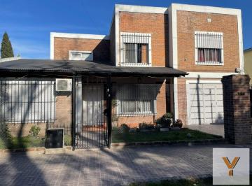 Casa · 310m² · 5 Ambientes · 2 Cocheras · Casa en Venta - 4 Dorm. 3baños - 310 m² - Monte Grande