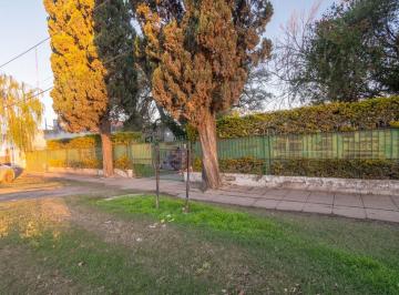 Casa · 260m² · 5 Ambientes · 2 Cocheras · Casa con Gran Parque y Quincho en Santo Tomé