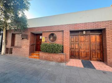 Casa · 219m² · 8 Ambientes · 1 Cochera · Casa Venta / Comercial + Depto San Vicente Cba