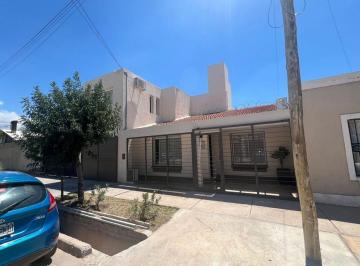 Casa · 120m² · 5 Ambientes · 2 Cocheras · Casa en Venta Villa Nueva Barrio Semi Cerrado