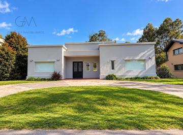 Casa · 179m² · 4 Ambientes · Casa en Alquiler en Barrio Rumencó