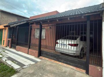 Casa · 96m² · 3 Ambientes · 1 Cochera · Casa en Venta 3 Amb con Cochera y Patio Banfield