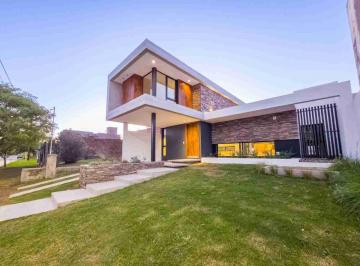 Casa · 157m² · 7 Ambientes · 1 Cochera · Casa a Estrenar Frente a La Costanera Jesus Maria