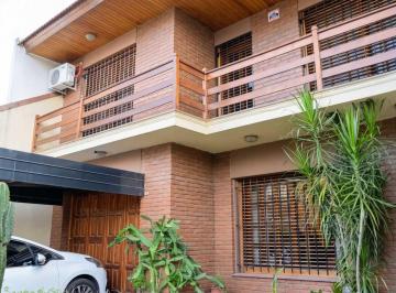 Casa · 266m² · 5 Ambientes · 2 Cocheras · Venta Casa 5 Amb, Jardin y Quincho Acepta Permuta