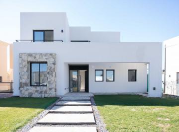 Casa · 154m² · 4 Ambientes · 2 Cocheras · Casas en Venta en Barrio Privado en Pilar